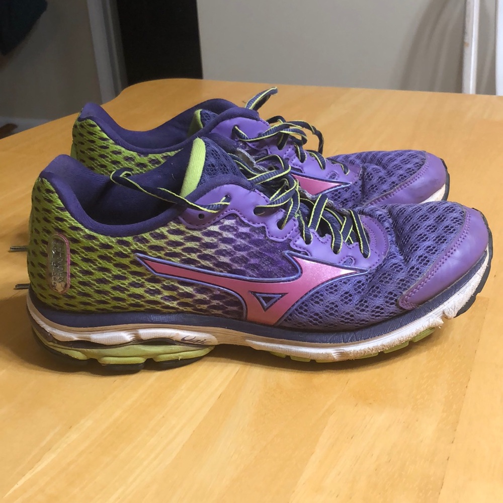 Mizuno wave rider 18. Size 8.5